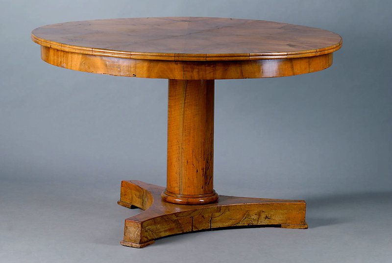 Runder Tisch, deutsch, um 1830, Korpus WH, Wurzelnuß/Nußbaum, vielfach gesp., 3-Kantfuß, st. Gebr.-Sp., schwundrissig, H. ca. 77 cm, D. 121 cm