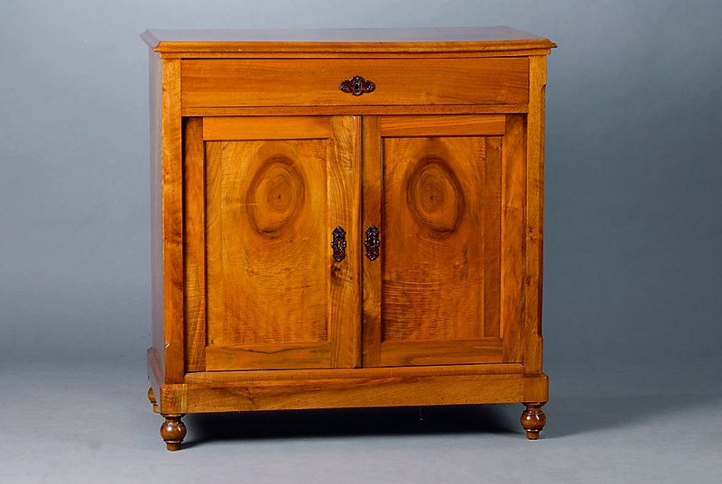 Kommode, süddeutsch, um 1850/60, Nußbaum massiv, Lederbeschl. a.d. Zeit, 2-türig, 1 Schublade, Gebr.-Sp., ca. 90x88x46 cm