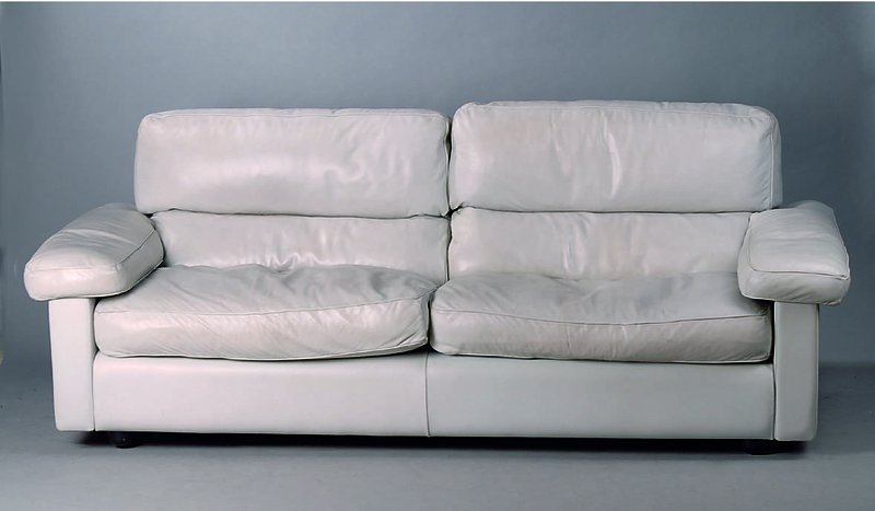 Detail a: 2-Sitzercouch, Italienes Desigen, Poltrana Frau, Casa Fondata Nel 1912, sig., 90er Jahre, Leder, Federkernfüllung, beschmutzt, Gebr.-Sp.,