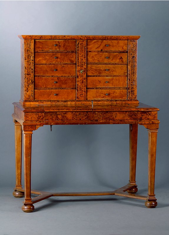 Aufsatzschreibtisch, Frühbarock, um 1720, Ahornfurnier, Unterteil 19. Jh., 10 Schubalden Zentralschloß, Schreibplatte aufklappbar, hier 6 ...