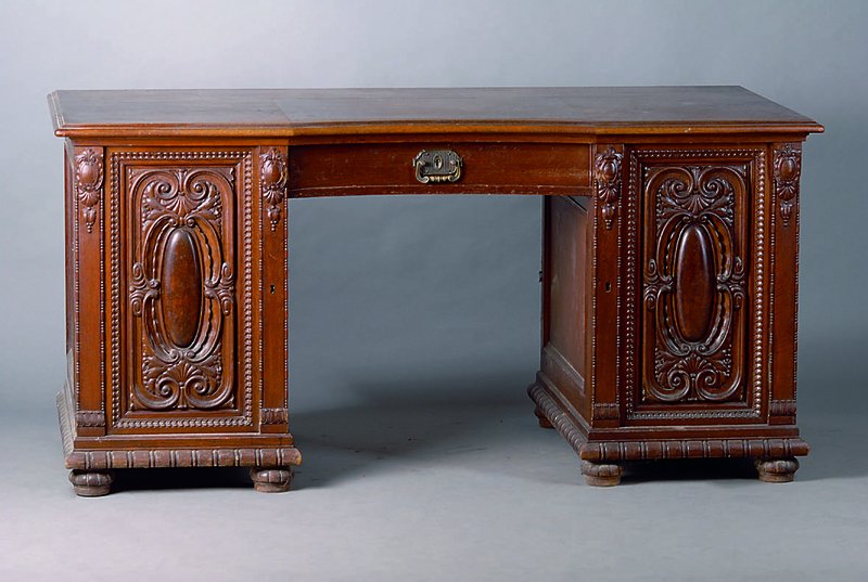 Schreibtisch, deutsch, um 1920, wohl Niederhöfer, Eiche, 2-türig, 1 Schublade, Türen erich geschnitzt, abstrakt floral, Platte m. Ledereinlage, ...