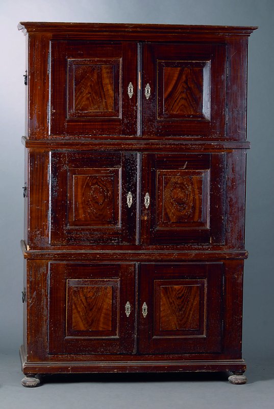 Brandschrank, süddeutsch, um 1860/70, Kiefer, 3-teilig, 6-türig, Inlets kassettiert, seitl je 3 Eisengriffe, Kugelfüße, Furnierschäden, st. ...