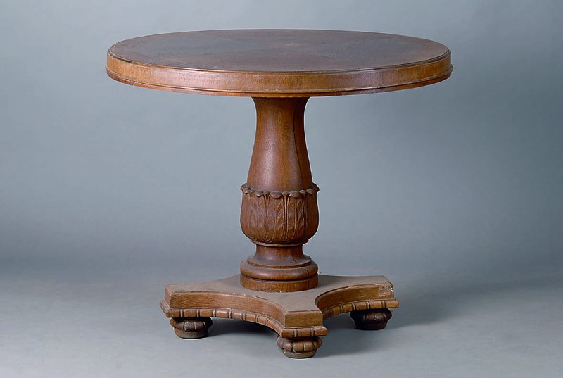 Tisch, deutsch, um 1910, Eiche, rund, gedrechselte Säule, Akanthusblattschnitzerei, 4-Kantfuß, Furnier 4-fach gesp., st. Gebr.-Sp., H. 77 cm, D. 91 ...