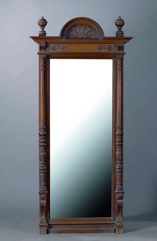 Spiegel, deutsch, um 1870, Eiche, reich geschnitzt, 3/4 Säulen reich gedrechselt, Rahmen vielfach getreppt, Spiegelglas alt belassen, st. Gebr.-Sp., ...