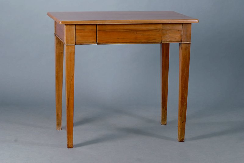 Tisch, Elsaß/Lothringen, um 1820, Birne, 1 Schublade, schwundrissig, st. Gebr.-Gebr., ca. 76x83x52 cm