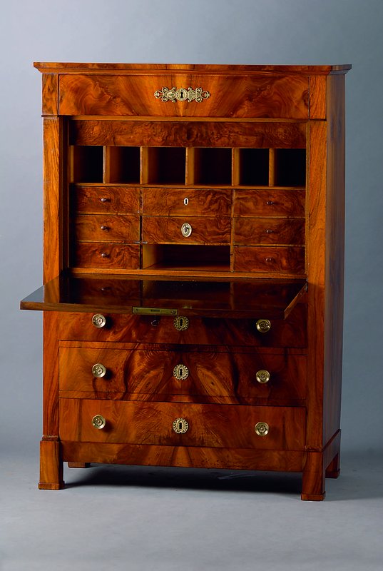Detail a: Sekretär, um 1820, Bodensee Gegend, Wurzelnuß, 3-schübig, 1 Klappe, Kopfschublade, ausziehbar, als Stehpult konzipiert, 2 Schubladen, 1 ...