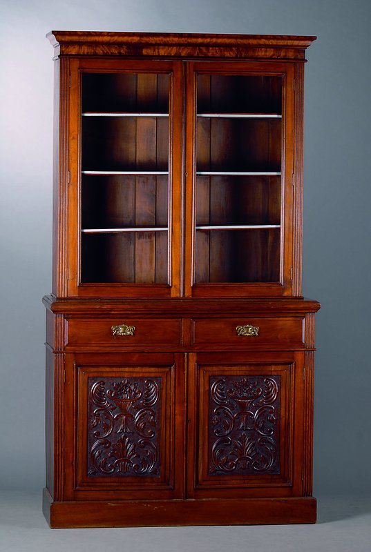 Aufsatzschrank, deutsch, um 1870, Nußbaum, 2-teilig, Unterteil 2-türig, 2-schübig, Inlets reich geschnitzt m. Akanthusblättern, Vasen und ...