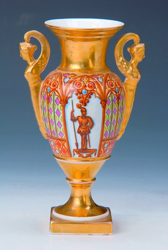 Amphorenvase, um 1835/40, Porzellan, qualitätv. polychrome Bemalung, gotisierend, umlaufende gotische Architektur mit Bögen u. Bleiglasfenstern, ...