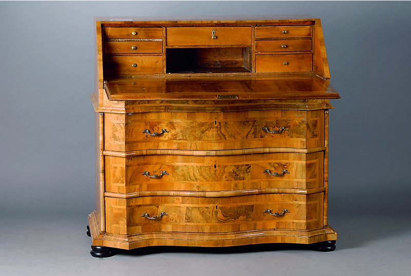 Schrägklappensekretär, Dresden, um 1750, Nußbaum/Ahorn, 3-schübig, 1 Klappe, Geheimfächer sek. verändert, rest. Füße sek., Klappe verzogen, ...