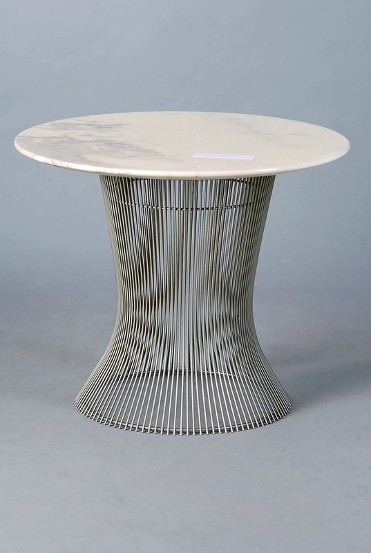 Tisch m. Marmorplatte, deutsch, um 1960/65, Designertisch, wohl Entwurf Starck oder Panton, Fuß vielfach vertrebt, weiß/graue Marmorplatte, ...