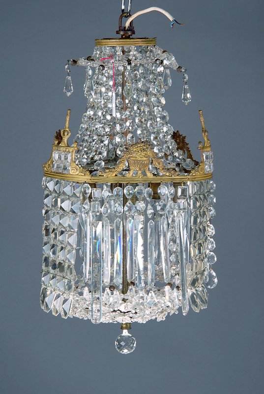Deckenleuchter, wohl Frankreich, um 1870, Metallmonturen, reicher facettierter Kristallglasbehang in Vierecken, Stäben und Linsen teils geflochten, ...
