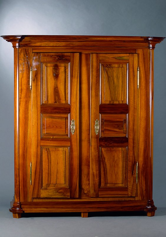 Dielenschrank, Pfalz, wohl Maikammer/Neustadt/Landau, um 1770/80, Spätbarock, massiv Nussbaum, komplett auf Rahmen gearbeitet, Kassetten einfach ...