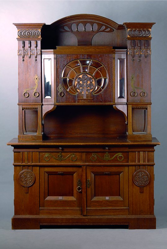 Aufsatzbuffet, wohl Karlsruhe, um 1902/03, Eiche, reiner Jugendstil, unterer Teil ohne Schlüssel, reiche Schnitzereien, Unterteil 2-türig, ...