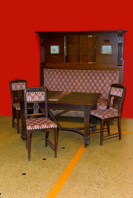 Detail a: Salongruppe, wohl Karlsruhe, um 1902/03, bestehend aus: Tisch mit 5 Stühlen, Eiche, reiner Jugendstil, Platte fehlt, Beine verstrebt, sparsame ...