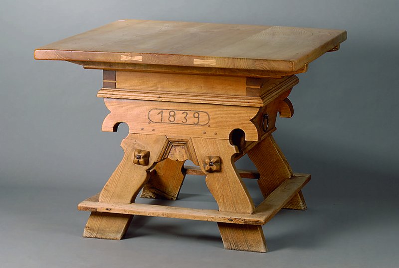 Tiroler Tisch, um 1839, unter Verwendung alter Teile, teils 1. Hälfte 19. Jh., Eiche, 1-schübig, dat. 1839, vielfach verstrebt, teilrest., Reste ...
