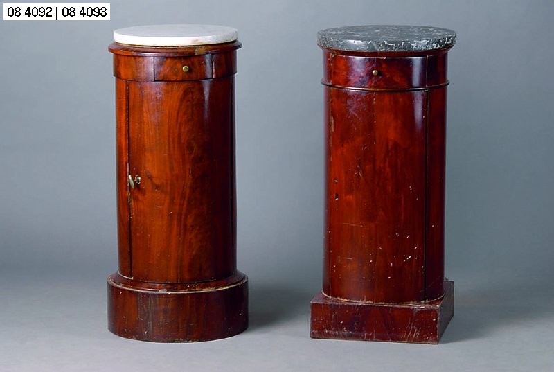 Rundes Beistellschränkchen, deutsch, um 1820 , Mahagoni, 1-schübig, 1 Tür, graue Marmorplatte, Furnierschäden, Restauration empf., st. Gebr.-Sp., ...