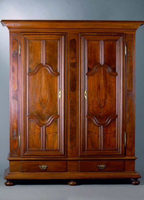 Schrank, Elsaß-Lothringen, um 1770, Nußbaum/Wurzelnuß, 2-türig, 2-schübig, Inlets vielfach getreppt, Seiten kassettiert, Kopf getreppt, Fuß ...