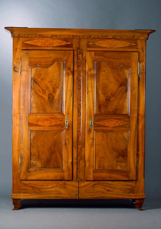 Spaltschrank, Fribourg/Schwaben, um 1770, 2 -türig, Nußbaum/Wurzelnuß, Mittelteil und rautenförmige Einlegearbeiten in Ahorn, Inletsgetreppt, ...