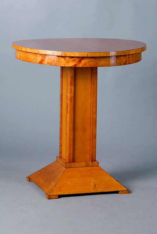 Tisch, mitteldeutsch, um 1870/80, Birke/Ahorn, 4-Kantfuß, schönes Furnierbild, l. schwundrissig, Gebr.-Sp., H. 70 cm, D. 65 cm
