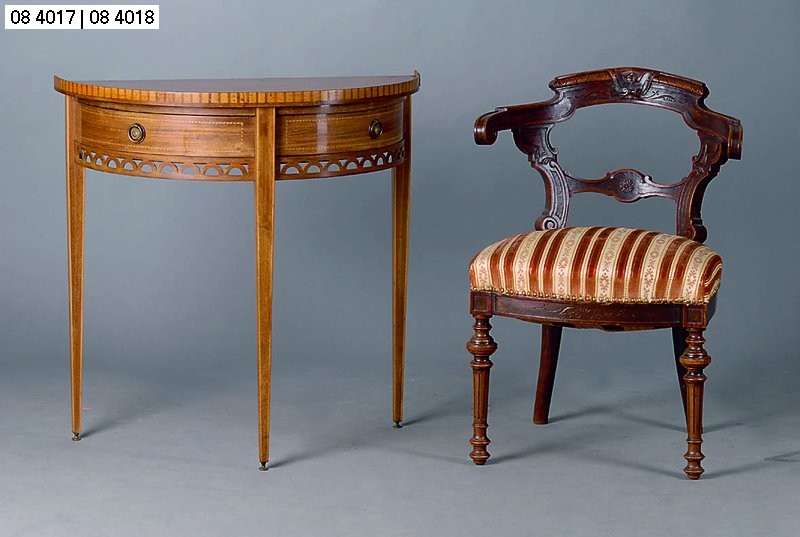 Halbmondtisch, England, um 1910, Nußbaum, Bandintarsien, 2 ausklappbare Schubladen, Zarge in Durchbrucharbeit, st. Gebr.-Sp., ca. 73x73x37 cm