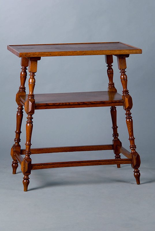 Etagere, Gründerzeit, um 1880, Eiche, 2 Ablegefächer, reich gedrechselt, st. Gebr.-SP., ca. 75x66x46 cm