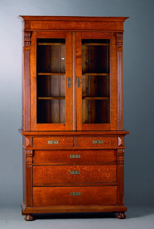 Bücherschrank, England, um 1900, Oberteil 2-türig, verglast, Unterteil 5-schübig, 3 Einlegebretter, Lisenen gerieft, sparsame Blütenschnitzerei, ...