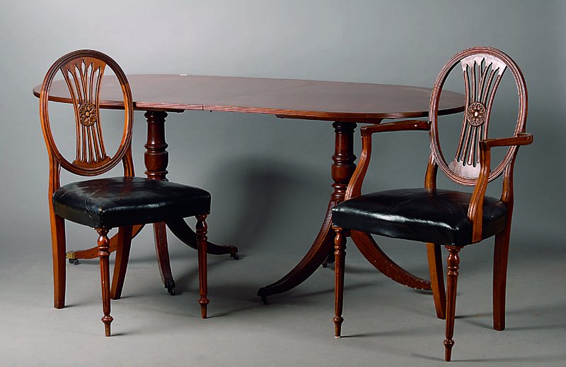 Sitzgruppe, England, um 1900/10, viktorianischer Stil, best. aus: Tisch, 2 Armlehnstühle, 4 Stühle, Tisch: Mahagoni, 2- teilig, 2 Säulenfüße m. ...