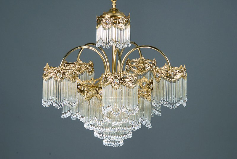 Deckenleuchter, Spanien, um 1930/40, Messingmontierung versehen mit stilisierter floraler Ornamentik, vollständiger Behang mit üppigen filigranen ...