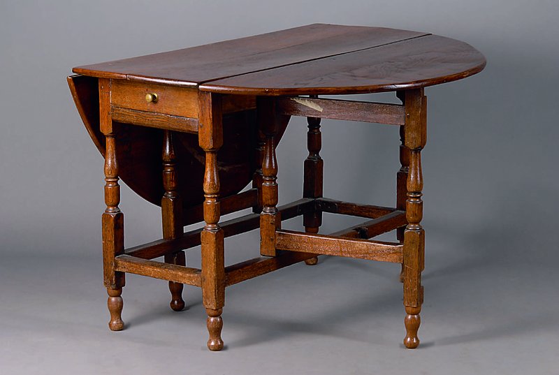 Oblongtable, England, Eiche, 1900, beidseitig abklappbar, 1 Schublade, Beine gedrechselt, st. Gebr.-Sp., ca. 77x43(131)x120 cm