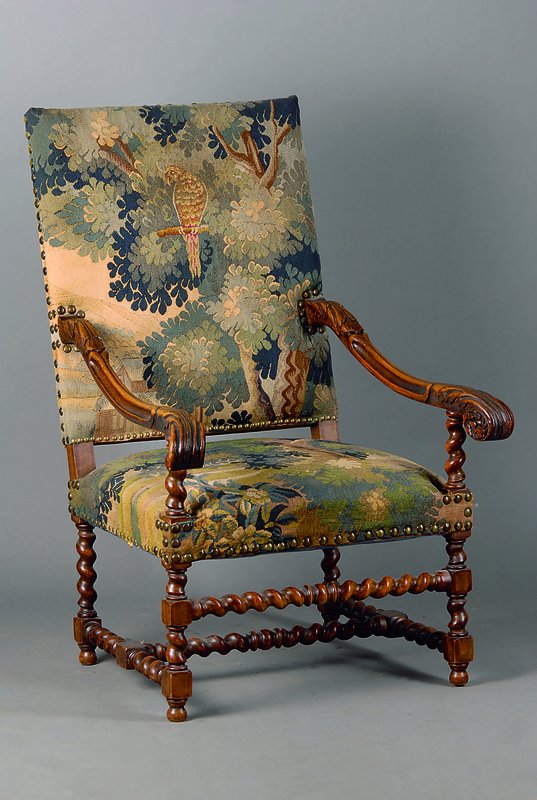 Armlehnsessel, deutsch, um 1880/90, Nußbaum, alter Gobelinbezug, reiche geschnitzt, Nagelverz., st. Gebr.-Sp., ca. 113x73x80 cm, Sh. 40 St. 50 cm