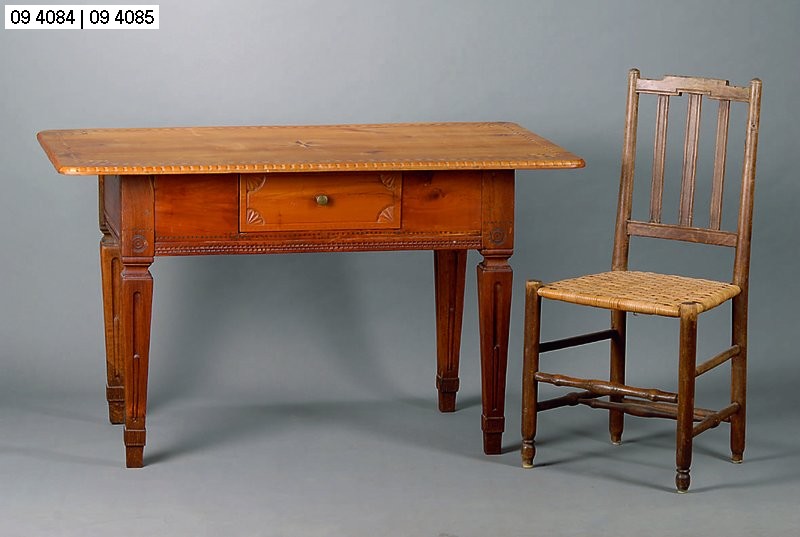 Tisch, süddeutsch, um 1820, Kirschbaum. 1-schübig, Würfel und Sternintarsien in Ahorn, st. Gebr.-Sp., ca. 75x128x75 cm
