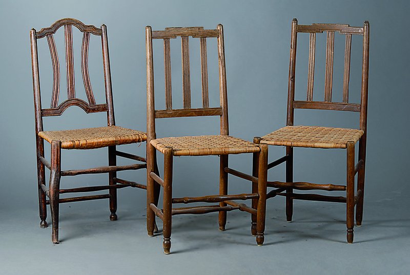 3 Stühle, deutsch, um 1810, Buche, 2 gleiche, einer verschieden, teilw. geschweift, Rücken je 3-fach versprosst, Sitz m. Geflecht, dieses später, ...