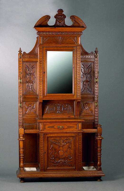 Garderobe, Holland, um 1880, Eiche mass. Rahmen m.Flachschnitzereien, Füllungen m. aufgelegten Schnitzereien, facett. Spiegel- Einsatz, st. ...