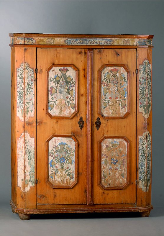 Bauernschrank, um 1820/30, Weichholz, z.T. abgelaugt, Reste der Orig. Fassung, dat. 1742, alt belassen, Füsse sek., Beschläge, 171 x 133 x 55 cm