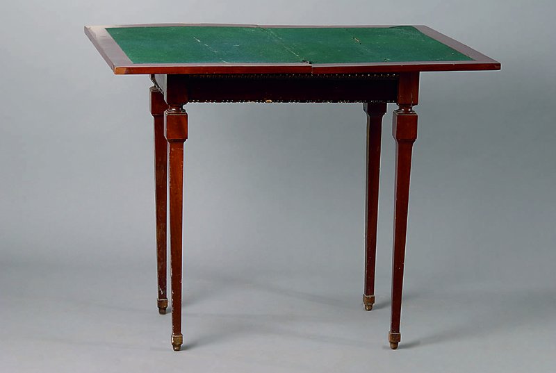 Spieltisch, England, um 1900, Mahagoni, aufklappbar, grüner Filzbezug, Beinegerieft, st. Gebr.-Sp., alt belassen, ca. 80x71x47.5(95) cm