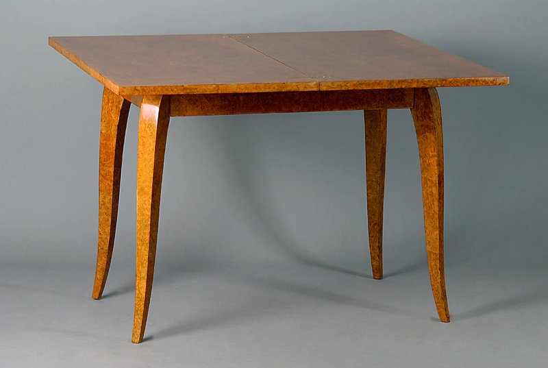 Art-Deko-Tisch, Frankreich, um 1925-30, Wurzelahorn, Fadenintarsien, Platte aufklappb ar und drehbar, l. geschweifte Beine, ca. 76x92x53 cm bzw. ...