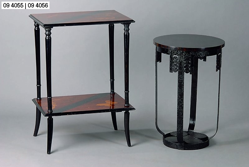 Etagentisch, Frankreich, um 1930/35, Nußbaum, Vogel und Schmetterlingseinlagen, sowie abstrakt floral, in Ahorn, Platten mit diagal verlaufenden ...