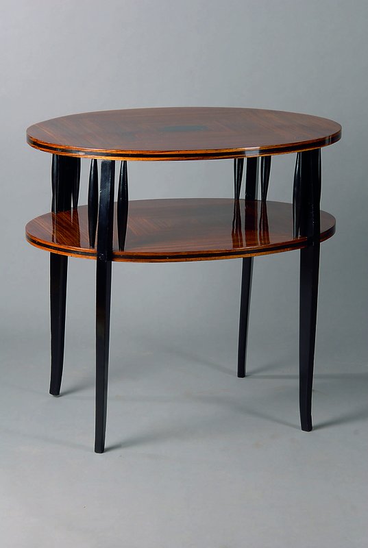 Ovaler Beistelltisch, Frankreich, um 1930, 2 Etagen, Furnier 4-fach gespiegelt verlegt, Zierleisten geschwärzt, schwarze Fadenintarsien, 8 ...