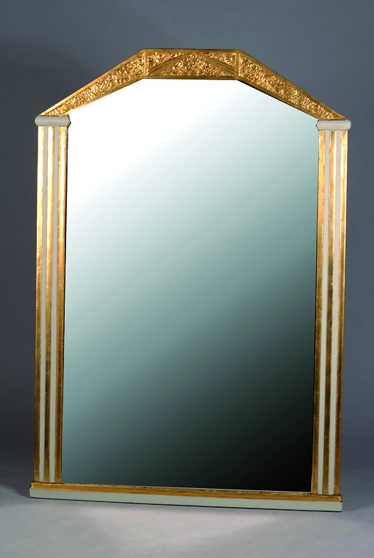 Spiegel, Art-Deco, um 1930, Rahmen goldfarben und grau, Rahmen getreppt, Kopf m. Blumenschnitzerei, Gebr.-Sp., ca. 127x87 cm