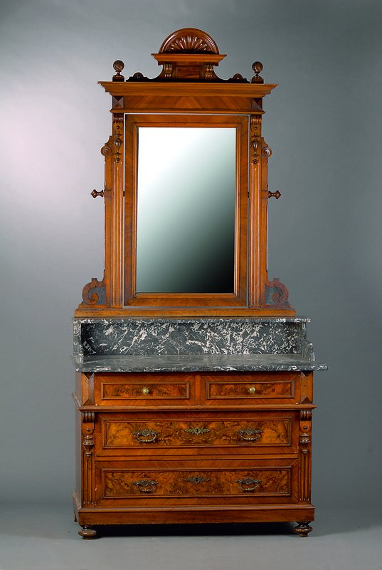 Aufsatzspiegelkommode, deutsch, um 1870, Nußbaum, Unterteil 4-schübig, Marmorplatte, Oberteil m. facett. Spiegel, Lisenen gerieft, Inlets m. ...