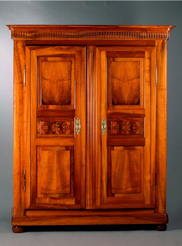 Schrank, Badisch/Pfalz, um 1800, Nussbaum massiv, sehr guter Org.Zustand, mit Gesims undEckkanelüren, 2-türig, abgerundete Ecken, Inlets vielfach ...