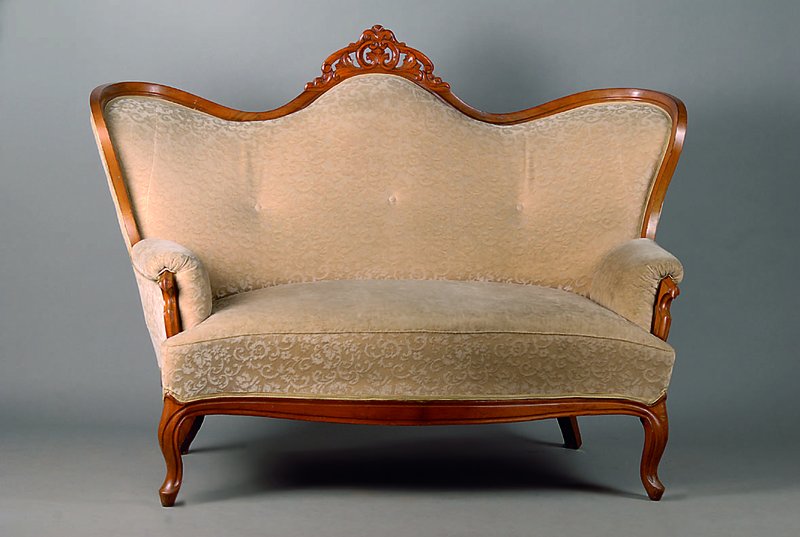 Sofa, Pfalz, um 1840/45, Nußbaum massiv allseitig geschweift, Polsterung u. Bezug alt belassen, Kopf m. sparsamer Schnitzerei, st. Gebr.-Sp., ca. ...