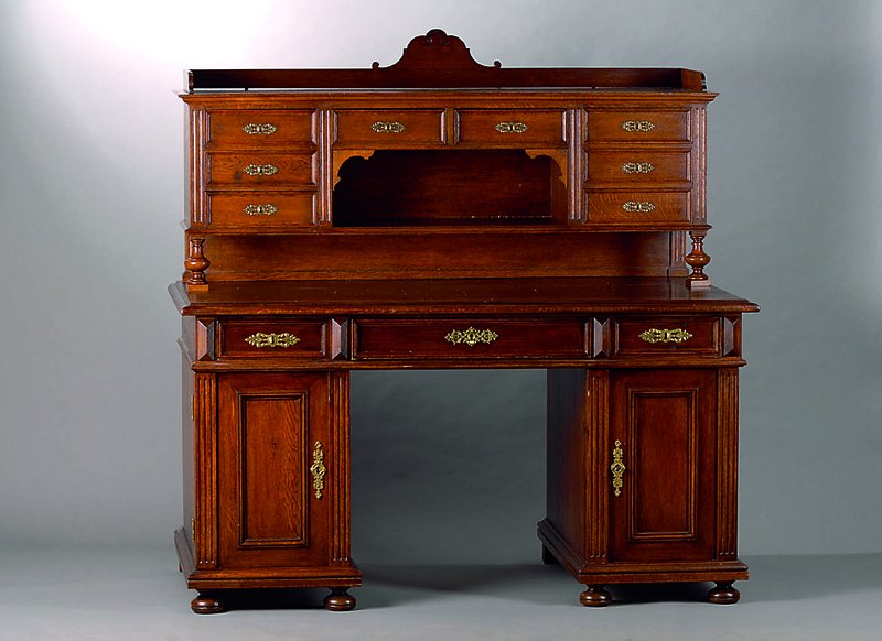 Aufsatzschreibtisch, Gründerzeit, um 1880, Eiche, Unterteil 3-schübig, 2-türig, Oberteil 8-schübig, 1 Ablegefach, 2 freistehende gedrechselte ...