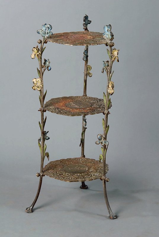 Kamintisch, Gußeisen, um 1890, 3 Etagen, reich verziert in Form v. Blüten, Blättern und Ranken, st. Gebr.-Sp., H. 77 cm, D. 35 cm