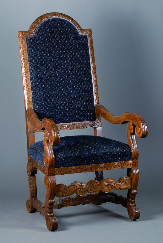 Historismus-Armlehnsessel, deutsch, um 1900/ 10, Nußbaum, geschnitzt, 139 x 66 x 73 cm l. Gebr.schäden