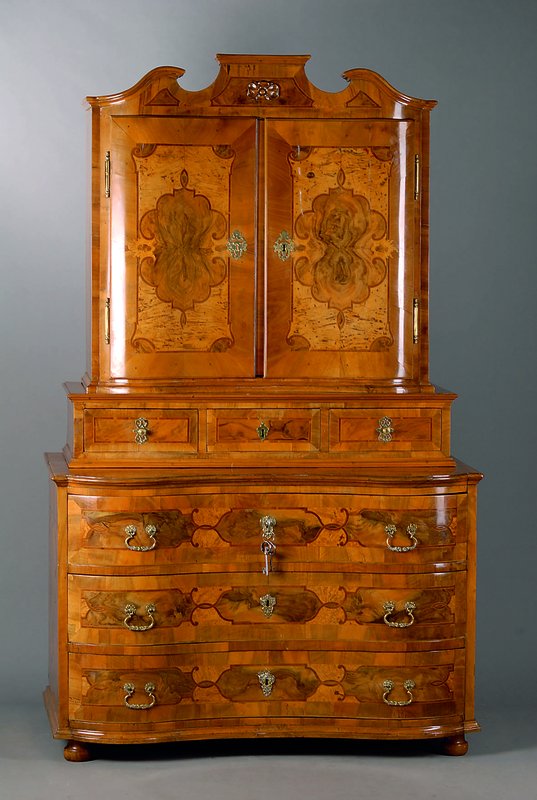 Aufsatzkommode, wohl Neuwied, um 1750, Nußbaum/Wurzelnuß, Ahorn und Bergahornintarsien, Unterteil 3-schübig, Mittelteil 3-schübig, Oberteil ...