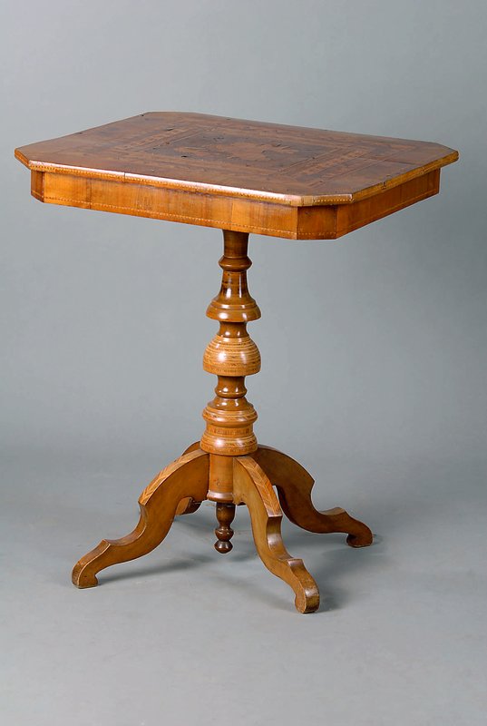 Beistelltisch, Italien, um 1900, reich intarsiert, Wurzelnuß/Ahorn, Beine gedrechselt, 4 Auslegerbeine, Furnierschäden, abgeflachte Ecken, st. ...