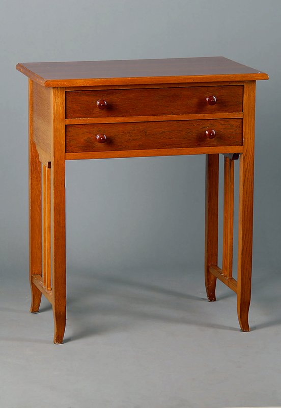 Nähtisch, deutsch, um 1900, Nußbaum, 2-schübig, Beine versprosst, Gebr.-Sp., ca. 77x65x44 cm