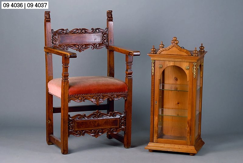 Hängeschrank, Frankreich, um 1910, Nußbaum, 3-seitig verglast, 2 Glaseinlegeböden, goldfarbene Holzappliken, Gebr.-Sp., ca. 93x42x32 cm