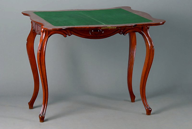 Konsoltisch, sog. Wiener Barock um 1850/60, elegante handwerkliche Ausführung mit Schnitzarbeiten, Nussbaum, dreiseitig geschwungene Platte mit ...
